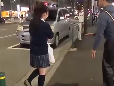 【無料 おためし エロ動画】素人ナンパ師：10代の美少女を土下座させながらナンパ！素股したら、童貞チンコにガンガン突かれる！