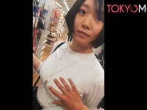 【無料 おためし エロ動画】【逆さ撮り＋スカートめくり】「盛大にパイ揉みw」素人JDのパンチラ盗撮を真下アングルで撮ったら声かけてスマホで撮影