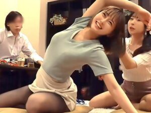 【無料 おためし エロ動画】「パンチラしてる！」スタイル抜群素人と宅飲みで大盛り上がり！ヨガポーズを決めるエロ美乳美女と中出し乱交する盗撮一部始終