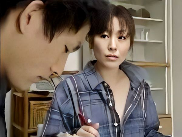 【無料 おためし エロ動画】酔った勢いで犯され、夜這いをかけて兄に詰め寄った妹...しかし、彼の若い巨根が忘れられず、魅惑のセックスで痙攣しながら絶頂を迎える。