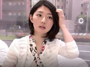 【無料 おためし エロ動画】＜素人ナンパ師がVRに夢中な旦那の隣で人妻に巨根を見せ…発情した美熟女に無許可のイケメン中出しをする！