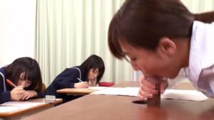 【無料 おためし エロ動画】男性器が壁や椅子から突き出た珍しい学校の女たち