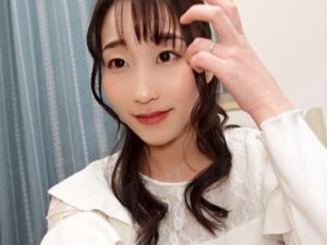 素人×人妻》フェロモン溢れる素朴な若妻がセックス、手コキフェラ、生中出しで絶頂し快楽に堕ちる！【天鹿】
