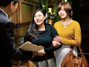 ＜親子丼＞40代の叔母と20歳の新婚娘を口説いて種付け3p！メス顔で子宮ノック（素人）【天鹿】