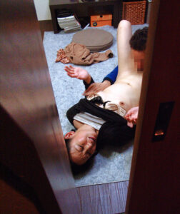 【FANZA 動画】お母さん、ヤラせて！””イヤ！”夫がそばにいるのに息子に襲われる母…4時間【エロ動画 天鹿レビュー】