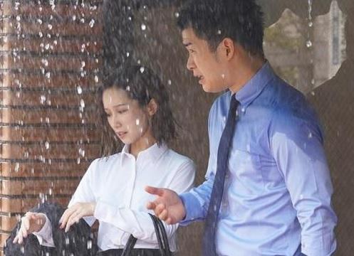 「あのホテルで雨宿りしましょう」営業時間中にゲリラ豪雨…濡れ透けの人妻上司に興奮した部下が後ろから襲われ禁断のNTRセックス【エロ動画 天鹿】