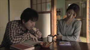 家事をしながら見た母の胸の谷間と日焼けしたお尻に魅了された篤史だったが、あゆみは驚くほど日に焼けていて、性格まで明るかった！【エロ動画 天鹿】