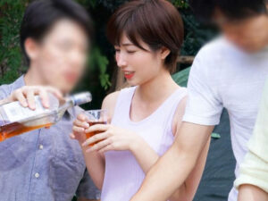 キャンプで夫が肉を焼いている間、テントの中で寝取られる巨乳妻！男たちに犯され快楽に堕ちる！【エロ動画 天鹿】