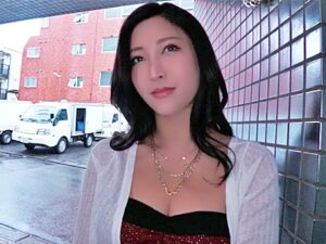 アネキは美脚と胸の谷間を見せつけ、あなたのペニスをしゃぶり、大きなお尻を揺らしてあなたと逆NTRセックスをする。【エロ動画 天鹿】