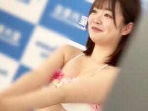 売るなら枕！笑顔がキュートな清純派グラドル！ファンと握手しながらも、裏ではチ○ポを握っている。【エロ動画 天鹿】