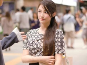 エッチな人妻♪ナンパされて嬉しそうにペニスを堪能し膣内射精してしまう。【エロ動画 天鹿】