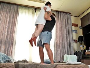 【ミニ系美少女】134cm18歳の幼児体型娘を家で守った後、貧乳を吸ってワレメを舐めてあげる♥♥おじさんにフェラされて狭い膣内に挿入【エロ動画 天鹿】