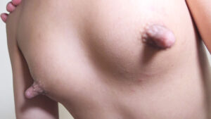 【新作 エロ動画】145cmの少女が継父にいじめられていた実話。【DUGA】