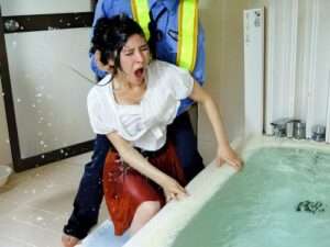 夫の留守中に、近くの工事現場で再会した夫の部下だった男にレイプされる！【エロ動画 天鹿】