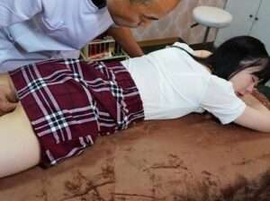 部活で怪我をして整体マッサージに来た女子高生。【エロ動画 天鹿】