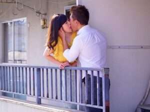 人妻：同じアパートの隣に住む俳優志望の青年との肉体関係に溺れていく美魔女…。彼の力強い腕に抱かれ、快楽ポルノの取り締まりに巻き込まれる。【エロ動画 天鹿】