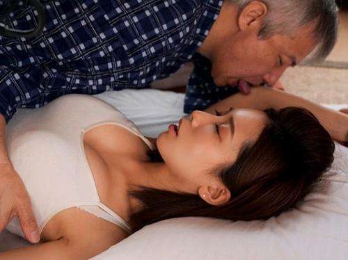 人妻NTR - 義父の舐め技に堕とされた若妻...。義父が義母を騙し、睡眠薬を飲ませ、舐めて犯して絶頂させ、言いなりに...。【エロ動画 天鹿】