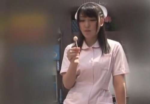 ナース姿のAV女優が下半身に問題のある素人男性を鷲掴みにして無理矢理射精させる！【エロ動画 天鹿】