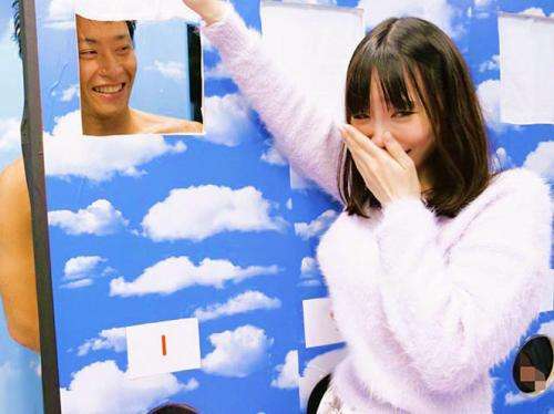 ＜MMM："違う...他人のチンポだ♡♡♡"彼のチンコを知らないロリ美少女は、彼が種付けして膣内に射精するのを待っていた。【エロ動画 天鹿】