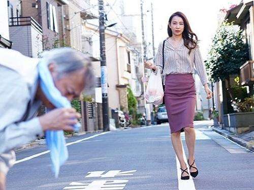 熟女NTR】。］貧乏中年男とセレブ妻の不倫関係...。一度付き合うと気持ちを抑えきれず、逢瀬を重ねてヤリまくる...。【エロ動画 天鹿】
