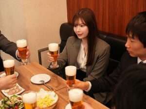 泥酔した男性従業員を介抱するふりをして犯す受付嬢！彼女よりいいんじゃないですか』。彼女は9回もしごかれる…。【エロ動画 天鹿】