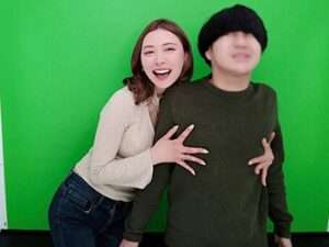 【痴女】彼女がいるのに痴女に好き放題される！こんな公共の場で勃起させられるなんて恥ずかしい♡【エロ動画 天鹿】