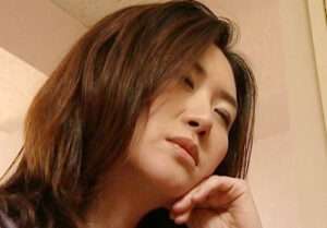 夫のEDに業を煮やしたスレンダー巨乳美魔女の人妻が不倫に走る！【エロ動画 天鹿】