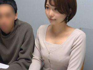 <素人夫婦＞美人妻！精子を差し出されるショートカットの可愛い奥さん！エロティックなオイルマッサージからビキニ姿で他人の竿でセックスまで！【エロ動画 天鹿】