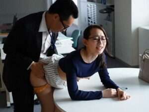 【人妻熟女】会社で隣に住む内気な女子社員が初めての不倫で欲望を覚醒！時間や場所を問わずチンコを求めNTR痙攣絶頂【エロ動画 天鹿】