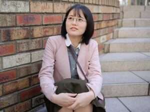 素人ナンパ】。］メガネをかけて恥ずかしがり屋の美少女をゲット！ホテルでスケベなカラダを激しくスパンキングされてイキまくる！【エロ動画 天鹿】