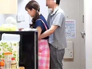 【人妻×隠し撮り】抑えきれない欲望！40代主婦が家事中に巨根に貫かれ容赦ない中出しの餌食にwww【エロ動画 天鹿】