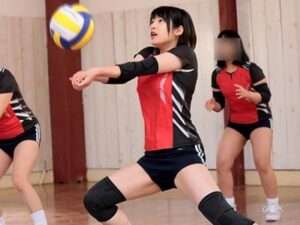 バレーボールをする美しい少女が、汗ばんだ体を父親にいやらしく弄ばれ、幸せなオーガズムを迎える。【エロ動画 天鹿】