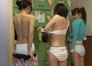 小学生みたいなミニチュアロリ3人組！脱衣所で裸になり、そのまま男湯へ…。【エロ動画 天鹿】