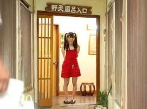 【素人ロリータ】温泉宿に謎の美少女が現れて…勃起薬を飲ませ口内射精させてフル勃起させる。乳首をこねくり回して手コキしながら激しく突きまくる。【エロ動画 天鹿】