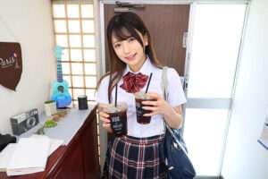 【FANZA エロ動画】【VR】【8K VR】バイト先の後輩J○が忘れ物を届けに一人暮らしの僕の家に！？清楚な見た目なのにグイグイくる後輩に僕は… 北岡果林