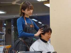 人妻NTR］イライラを抑えきれない妻は、夫も働く美容室でエッチなイタズラを…。営業時間外に家に帰り、禁断の不倫セックス！【エロ動画 天鹿】