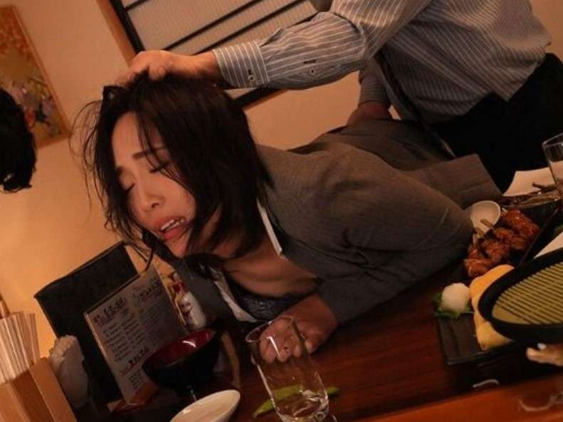 人妻レイプ：エロ巨乳美熟女が出張先で取引先の女好き変態社長にセクハラ痴漢...。妻がホテルに来て犯され陵辱される。【エロ動画 天鹿】