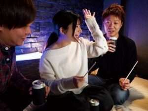 毎日残業しながら、バイト先のイケメンたちとヤリまくって楽しんでいた……。【エロ動画 天鹿】