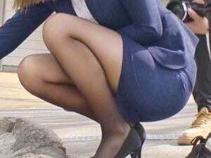 セクシーな美脚のスレンダー美女22歳が、破れた黒いパンストを履いてボサボサの流れになり、会社のドサクサに紛れて出し入れしながらセックスする企画！【エロ動画 天鹿】