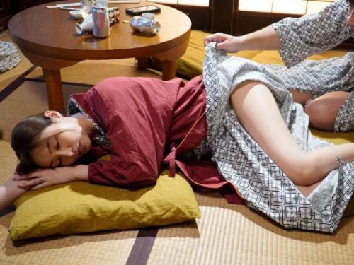 新婚旅行で浮気相手に寝取られた美人妻！酔った勢いで襲われ、他人棒の激しいピストンに喘ぐ！【エロ動画 天鹿】