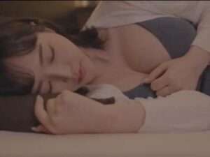 先立たれた義父がオナニーしているのを見て興奮した妻は、義父のペニスに噛みつき、親密な生セックスをする！【エロ動画 天鹿】