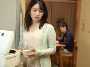 母を亡くした親子に新しい義母ができたが、彼女は若く美しい女性だった！義母のオナニーを目の当たりにした息子は、義母の濡れたアソコにしゃぶりつき、中出しを禁じる！【エロ動画 天鹿】