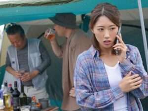 町内会の合宿に一人だけ参加する美人妻！ゲイの中年男の策略にはまり、テントの中で振り回され、見知らぬ男の竿で犯される！【エロ動画 天鹿】