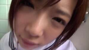 卑劣な行為の現場は公衆トイレで、制服姿の少女は抵抗できない。【エロ動画 天鹿】