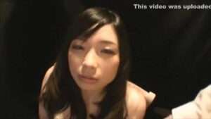 平凡な主婦が複数の男にエロティックに支配され、狭い部屋に拘束され、マゾヒスティックな拷問を受け、何度も絶頂を迎える。【エロ動画 天鹿】