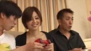 40歳の女性は、その妖艶な魅力で周囲の男たちを魅了し、息子の友人を含め、誰もが彼女の魅力に誘惑された。【エロ動画 天鹿】