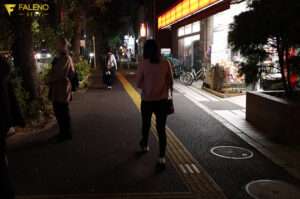 【新作 エロ動画】エステティシャンの “自宅内 “を追跡。【DUGA】