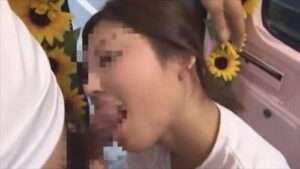 スポーツウェアに身を包んだ大学生が、恥ずかしいポーズで見る者をエロティックに誘惑する、【エロ動画 天鹿】