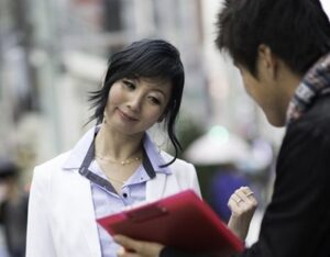 人妻ナンパ、医者の妻、淫らな転落★「あ～ん！あぁっ」！高慢な態度の人妻が性欲に負けて深夜の路地で土下座するインモラル・ドラマ！【エロ動画 天鹿】