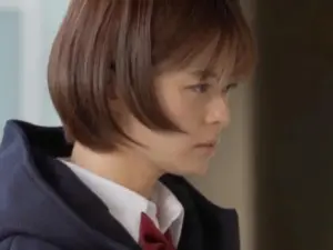 ユニフォームを着た少女の端は、隣人のゴミ室で中年の男性によって50回連続してクリームパイの後に妊娠します…ツキノルナ【エロ動画 天鹿】